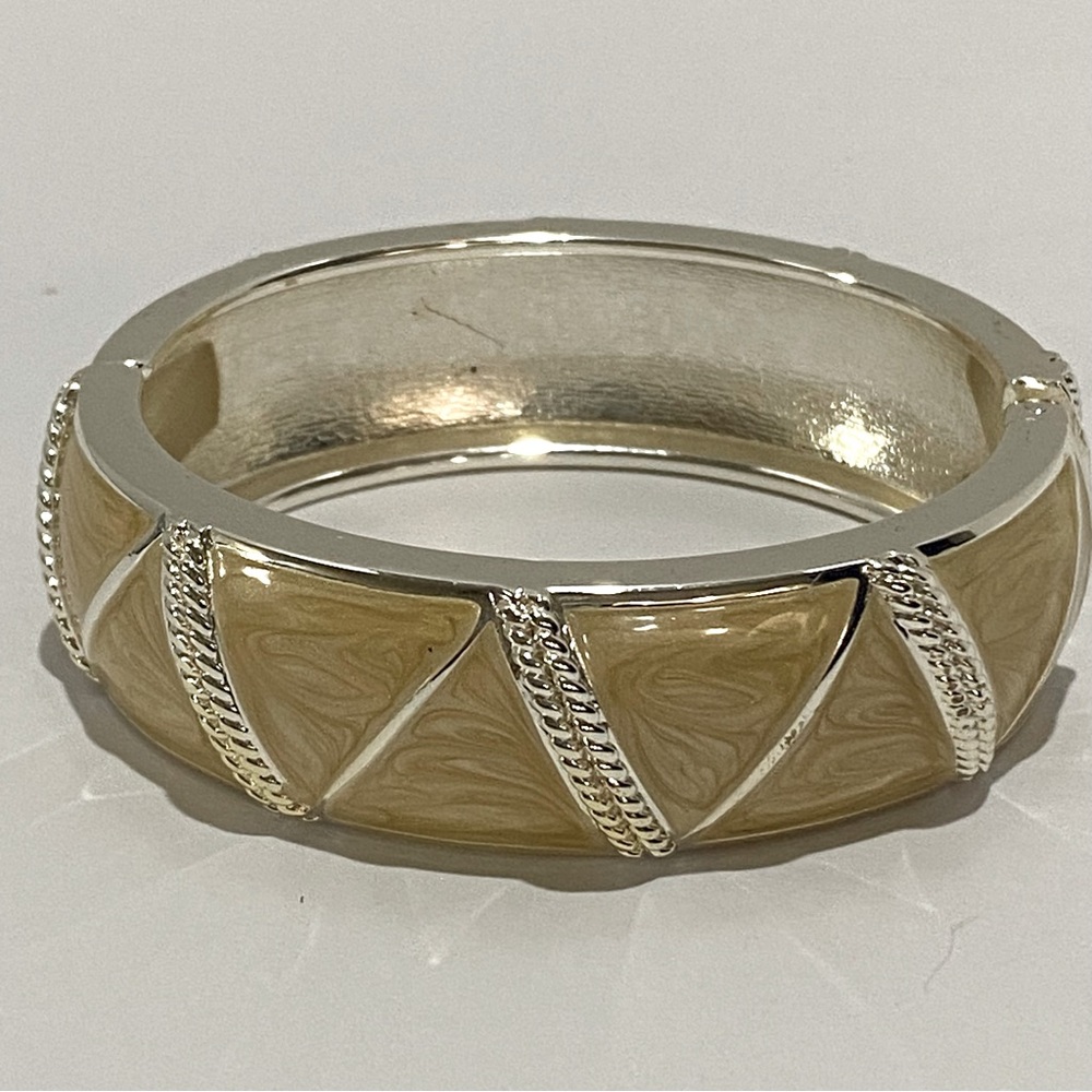 Vintage Silver Tone Cream Beige Enamel Hinged Bangle Bracelet Rope Twist Accent